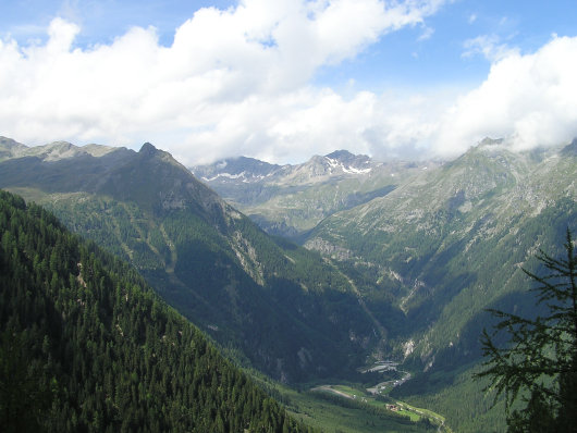 Schöne Aussicht in nördliche Richtung. Am unteren Bildrand ist die Talstation der Mölltaler Gletscherbahn erkennbar.